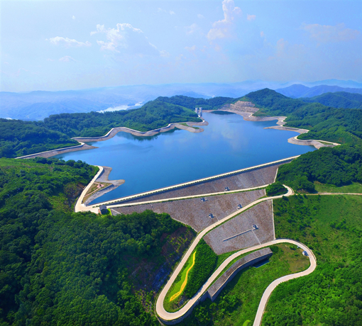 集思廣益群策群力凝聚共識共同行動</p><p> 為實現(xiàn)碳達峰碳中和貢獻智慧和力量